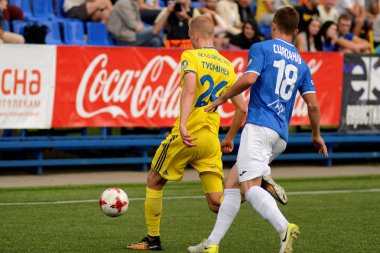 Minsk, Beyaz Rusya - 29 Haziran 2018: Futbol oyuncular kavga Fc Luch ve Fc Bate Olimpiyskiy Stadı nda Beyaz Rusya Premier Ligi Futbol maçı sırasında top için.