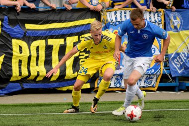 Minsk, Beyaz Rusya - 29 Haziran 2018: Futbol oyuncular kavga Fc Luch ve Fc Bate Olimpiyskiy Stadı nda Beyaz Rusya Premier Ligi Futbol maçı sırasında top için.