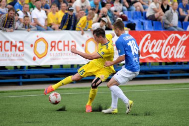 Minsk, Beyaz Rusya - 29 Haziran 2018: Futbol oyuncular kavga Fc Luch ve Fc Bate Olimpiyskiy Stadı nda Beyaz Rusya Premier Ligi Futbol maçı sırasında top için.