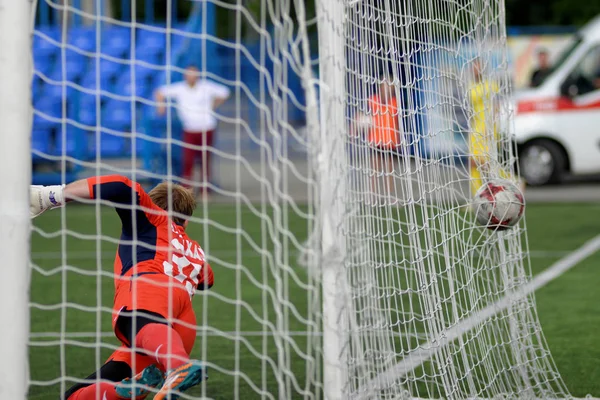 Minsk, Vitryssland - 29 juni 2018: Mål - en fotboll flyger in portarna netto under vitryska Premier League fotbollsmatchen mellan Fc Luch och Fc Bate på Olimpiyskiy stadium. — Stockfoto