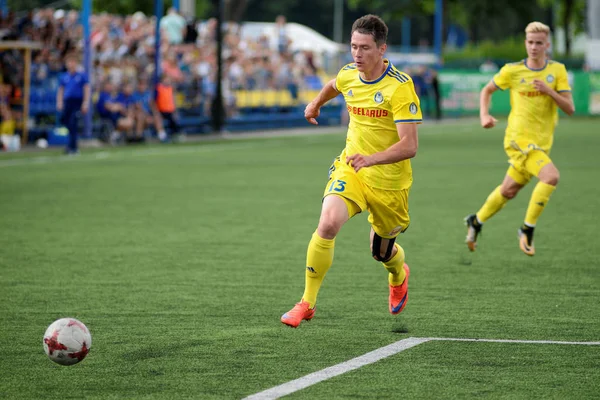 MINSK, BELARUS - 29 JUIN 2018 : Les joueurs de football se battent pour le ballon lors du match de football biélorusse entre le FC Luch et le FC BATE au stade Olimpiyskiy . — Photo