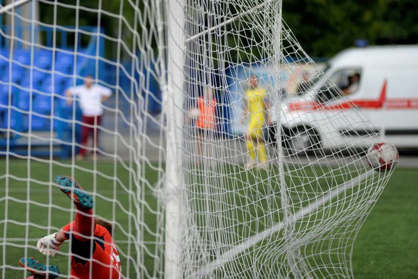 Minsk, Beyaz Rusya - 29 Haziran 2018: Gol - bir futbol topu Beyaz Rusya Premier Ligi Futbol maçı sırasında net kapılarına Fc Luch ve Fc Bate Olimpiyskiy Stadı nda arasında uçar. — Stok fotoğraf