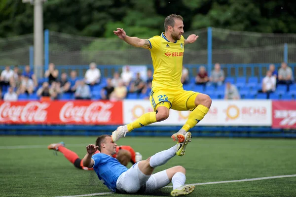 Minsk, Beyaz Rusya - 29 Haziran 2018: Futbol oyuncular kavga Fc Luch ve Fc Bate Olimpiyskiy Stadı nda Beyaz Rusya Premier Ligi Futbol maçı sırasında top için.