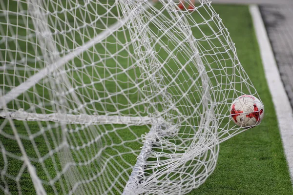 MINSK, BELARUS - JUNE 29, 2018: Goal - bola sepak terbang ke gerbang net selama pertandingan sepak bola Liga Utama Belarus antara FC Luch dan FC BATE di stadion Olimpiyskiy . — Stok Foto