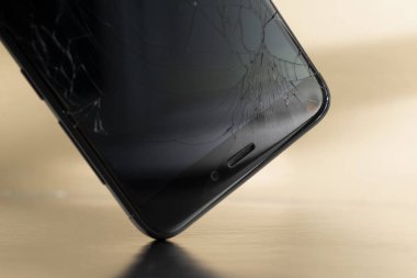 Minsk, Beyaz Rusya - Jule 13, 2018: Paramparça ekran Xiaomi Redmi 3 Pro telefon yere Minsk Alışveriş Merkezi'nde bir düşüş sırasında