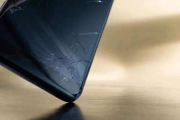 düşen akıllı telefon veya telefon ile kırık Lcd cam göstermek