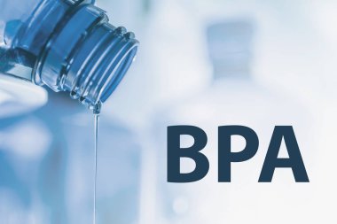 Plastik şişe ve sıvı akışı. Bisfenol, Bpa Free plastik fotoğraf
