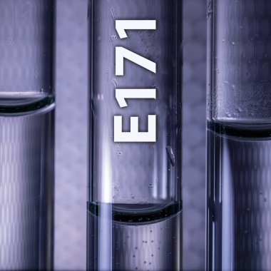Tehlikeli gıda katkı maddesi titanyum dioksit E171 bir tıbbi test tüp