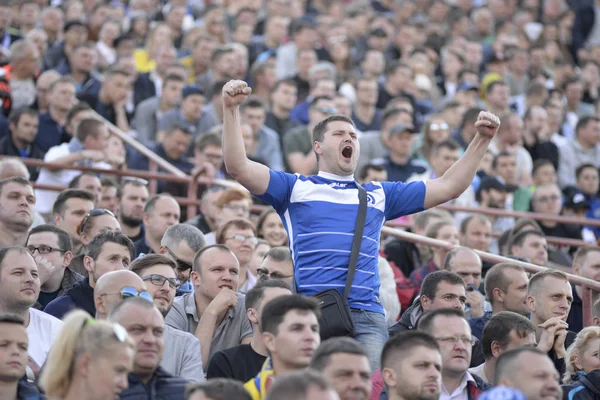 MINSK, BELARUS - 23 DE MAYO DE 2018: Los aficionados miran el partido durante el partido de fútbol de la Premier League bielorrusa entre el FC Dynamo Minsk y el FC Bate en el estadio Tractor . — Foto de Stock