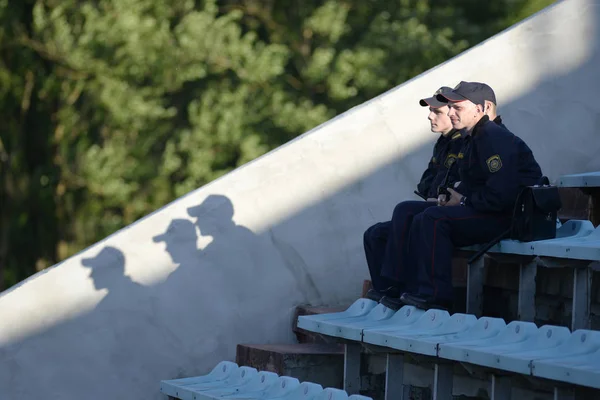 MINSK, BELARUS - 23 de mayo de 2018: oficiales de policía miran durante el partido de fútbol de la Premier League bielorrusa entre el FC Dynamo Minsk y el FC Bate en el estadio Tractor . — Foto de Stock