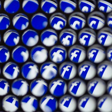 Minsk, Beyaz Rusya - 13 Ağustos 2018: Facebook sosyal medya logo Minsk, su damlacıkları ile soyut ızgara.