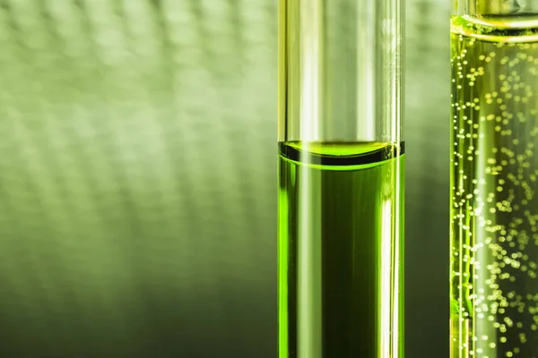 Groene vloeibare chemische wapen in glazen buizen. — Stockfoto