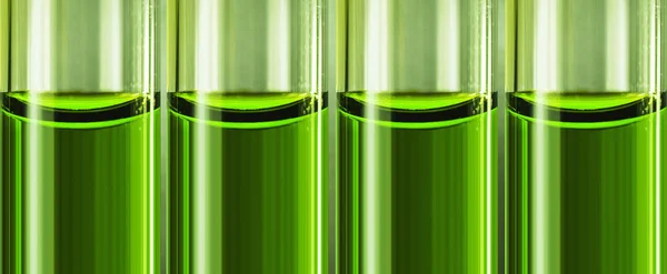 Zelený tekutý chemická zbraň ve skleněných zkumavkách. — Stock fotografie