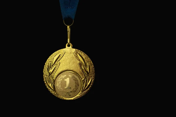 Los ganadores medalla de oro para el primer lugar. Aislado sobre un fondo negro. lugar para el texto . — Foto de Stock