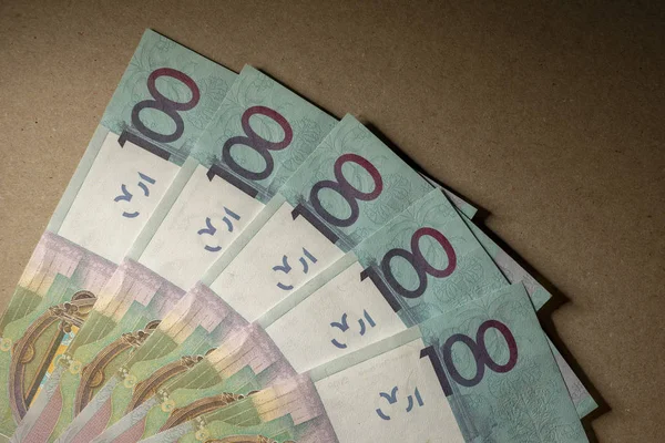 Bares weißrussisches Geld nach der Abwertung. Gehalt oder Kredit. — Stockfoto