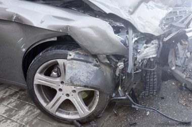 Sarhoş bir sürücü araba otobüsünden dışarı fırlayarak hayatını ve yolumdan bir trafik ışığı sonrası içine atılmış. bir trafik kazası. sigortalı olmayan olay