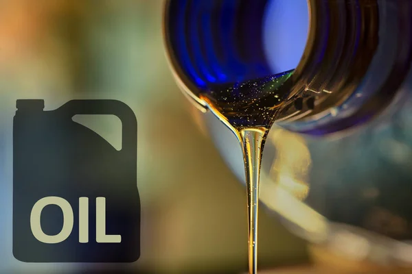 Geringe Ölproblematik und Flüssigkeitsfluss von Motoröl fließt aus dem Flaschenhals in Nahaufnahme. — Stockfoto