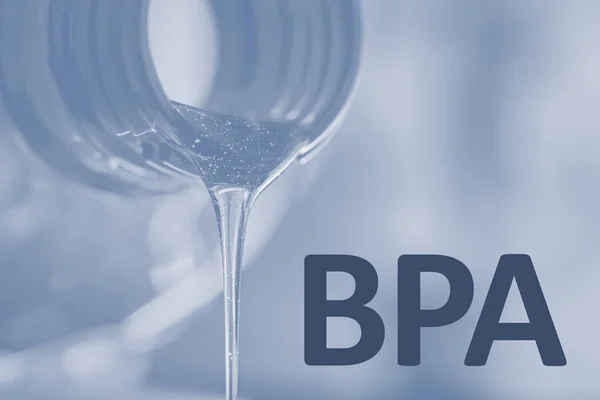 Plastik şişe ve sıvı akışı. Bisfenol, metin Bpa Free plastik fotoğraf