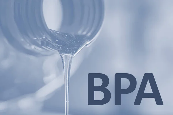 Botella de plástico y corriente líquida. Bisfenol, texto BPA GRATIS foto de plástico — Foto de Stock