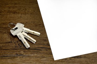 indenture veya anlaşma veya sözleşme için boş bir daire ve 3 gümüş tuşlar üzerinde ahşap masa kira