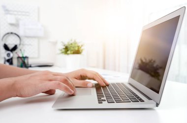 Dizüstü bilgisayar ile ofiste çalışan adam. Bilgisayar iş Danışma işyeri kavramı