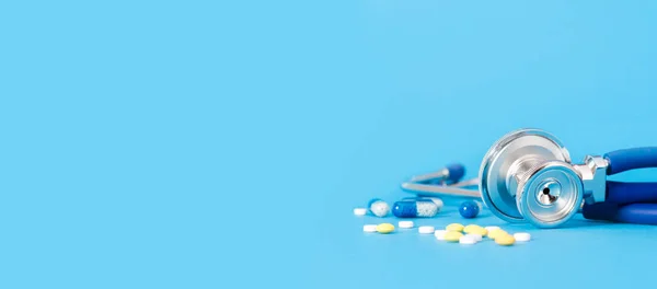 Stethoscoop Pillen Blauwe Achtergrond Kopiëren Ruimte Voor Web Internet Banner — Stockfoto