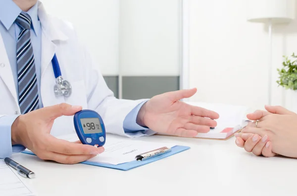 Läkare Visar Glukometer Med Glukos Nivå Läkare Och Patient Diabetes — Stockfoto