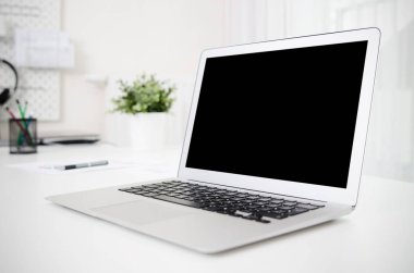 Dizüstü mockup, boş, siyah perde. İşyeri, ofis kavramı