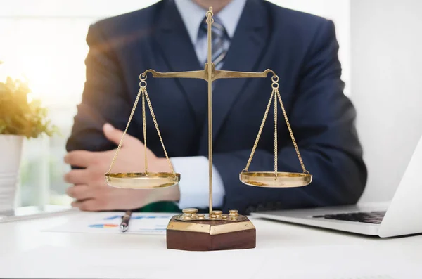 Justiça Símbolo Balança Peso Mesa Advogado Trabalhar Escritório Tribunal Justiça — Fotografia de Stock