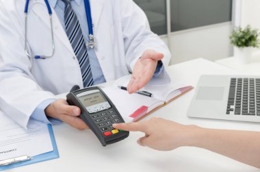 Özel tıbbi bakım için ödeme. Doktor ofisinde POS terminal