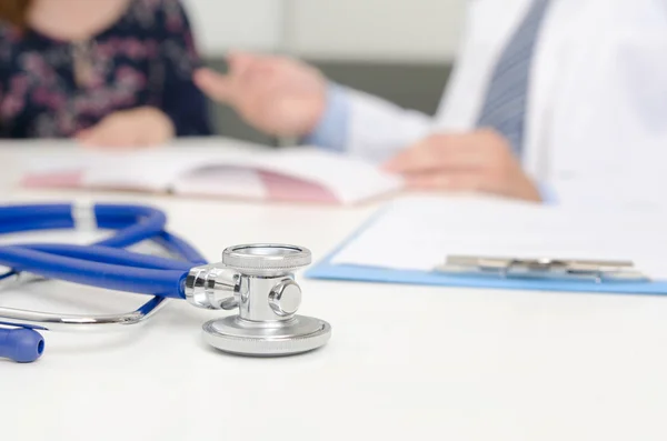 Estetoscópio Perto Paciente Médico Consultório Médico Prescreve Receita Segundo Plano — Fotografia de Stock