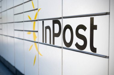 Wroclaw, Polonya - Haziran, 2018. Inpost parsel makineleri 300.000 aşıldı ve parsel zaman alışveriş online Polonya teslim ikinci en popüler yöntemdir.