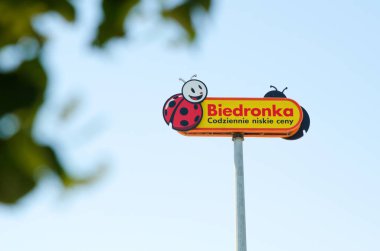 Wroclaw, Polonya - Haziran, 2018. Biedronka'nın logo kutup mavi gökyüzü. Biedronka Polonya en büyük süpermarket zinciri ve üzerinde 2800 mağazaları var..