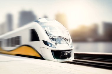 Yüksek hızlı tren hareket tren istasyonunda. Demiryolu yolcu treni ile manzara