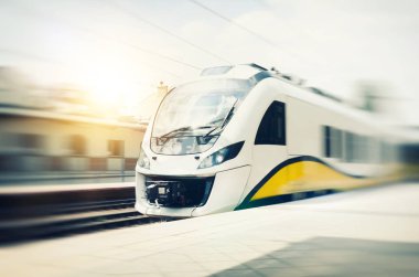 Yüksek hızlı tren hareket tren istasyonunda. Demiryolu yolcu treni ile manzara