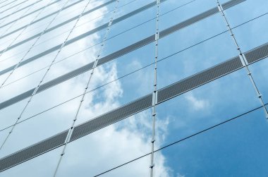 Gökdelenin düşük açılı görünüş. Kentsel soyut - mavi cam duvar arka planı için.