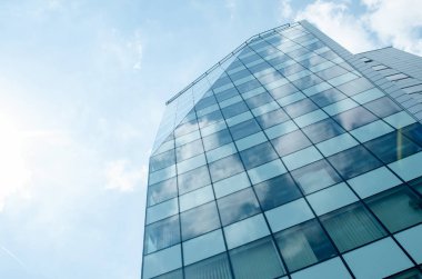 Gökdelenin düşük açılı görünüş. Kentsel soyut - mavi cam duvar arka planı için.