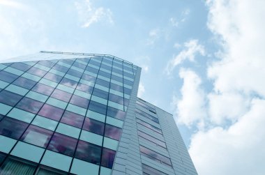 Gökdelenin düşük açılı görünüş. Kentsel soyut - mavi cam duvar arka planı için.