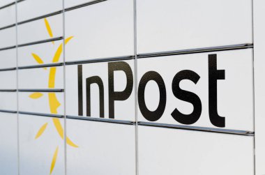 Wroclaw, Polonya - Haziran, 2018. Inpost parsel makineleri 300.000 aşıldı ve parsel zaman alışveriş online Polonya teslim ikinci en popüler yöntemdir.