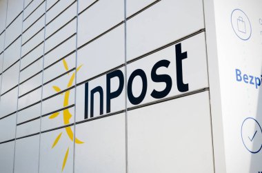 Wroclaw, Polonya - Haziran, 2018. Inpost parsel makineleri 300.000 aşıldı ve parsel zaman alışveriş online Polonya teslim ikinci en popüler yöntemdir.