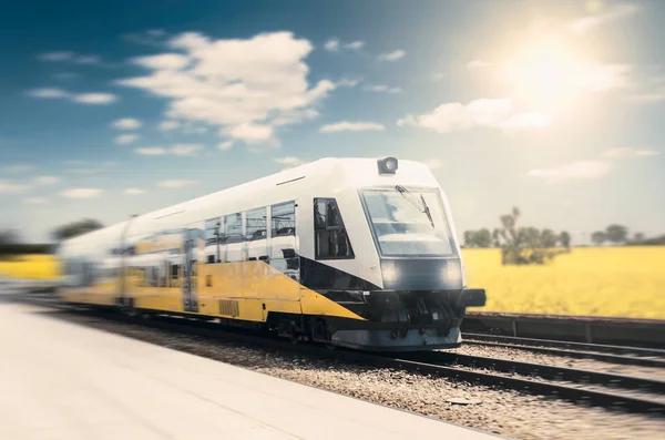 Tren Moderno Alta Velocidad Día Despejado Con Desenfoque Movimiento Paisaje —  Fotos de Stock