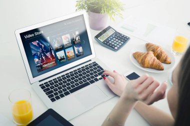 Vod hizmeti film izlerken için dizüstü bilgisayar kullanan kadın. Video On Demand televizyon Internet akışı Multimedya kavramı