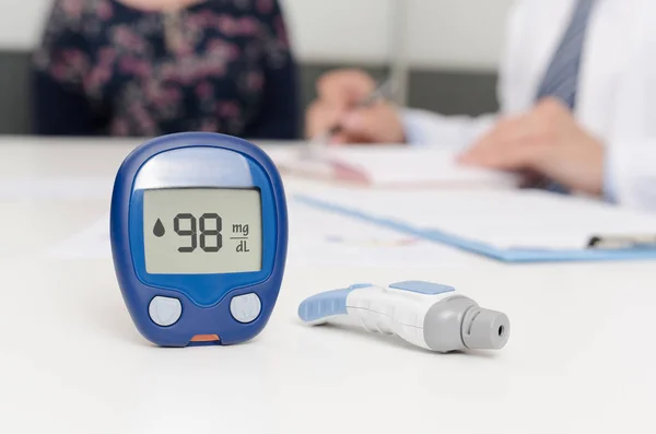 Glucometer Lancet Pen Arts Patiënt Kantoor Diabetes Gezondheidszorg Concept — Stockfoto