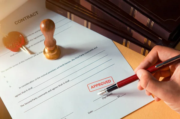 Notario Firmando Contrato Con Estilográfica Sello Aprobado Por Red Hombre — Foto de Stock