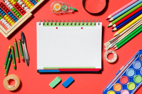 Kladblok School Supplies Kantoorbenodigdheden Rode Achtergrond Lege Kladblok Voor Tekst — Stockfoto