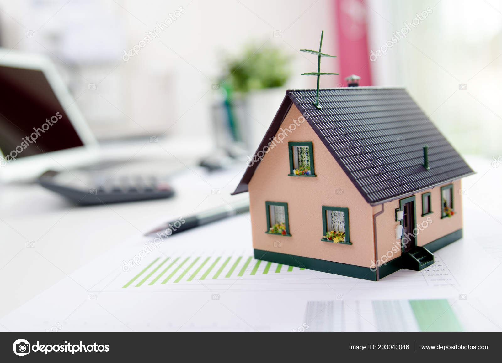 Modello della casa sulla scrivania mutui investimenti concetto ... Mutuo costruzione casa