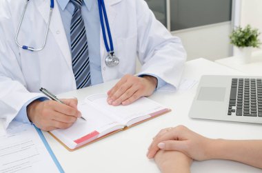 Doktor tıbbi bir sonraki randevu tarihi atadı. Hasta ve doktor ofisi