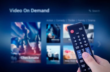 VOD hizmeti uzaktan kumanda ile ekran el. Video On Demand televizyon Internet akışı Multimedya kavramı