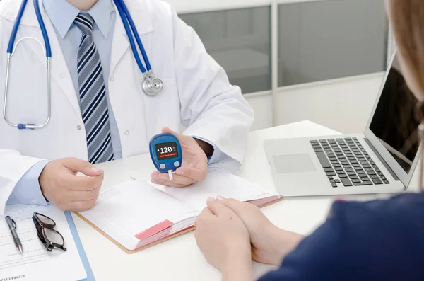 Doctor Shows Glucometer Glucose Level Doctor Patient Diabetes Consultation Office — Stock Photo, Image