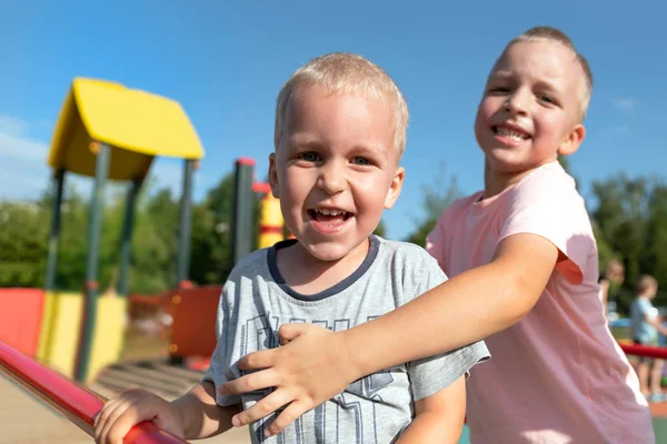 İki küçük çocuklar birlikte oynamak ve eğlenmek. Kardeşin oyun üzerinde yaşam tarzı aile an.